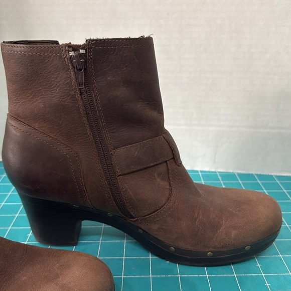 Clark’s Brown Distressed Nubuck Leather Clog Ankle Boot Buckle Woman’s Size 9M - Picture 7 of 16